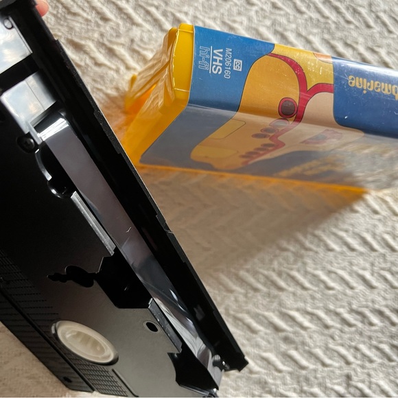 THE BEATES YELLOW SUBMARINE movie VHS tape - Picture 3 of 4